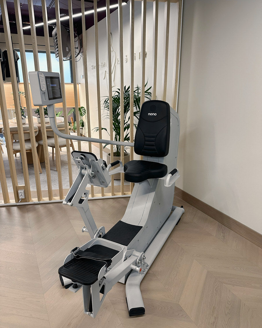 Beinpressen med fotplatene, sett forfra med eikespilene bak.